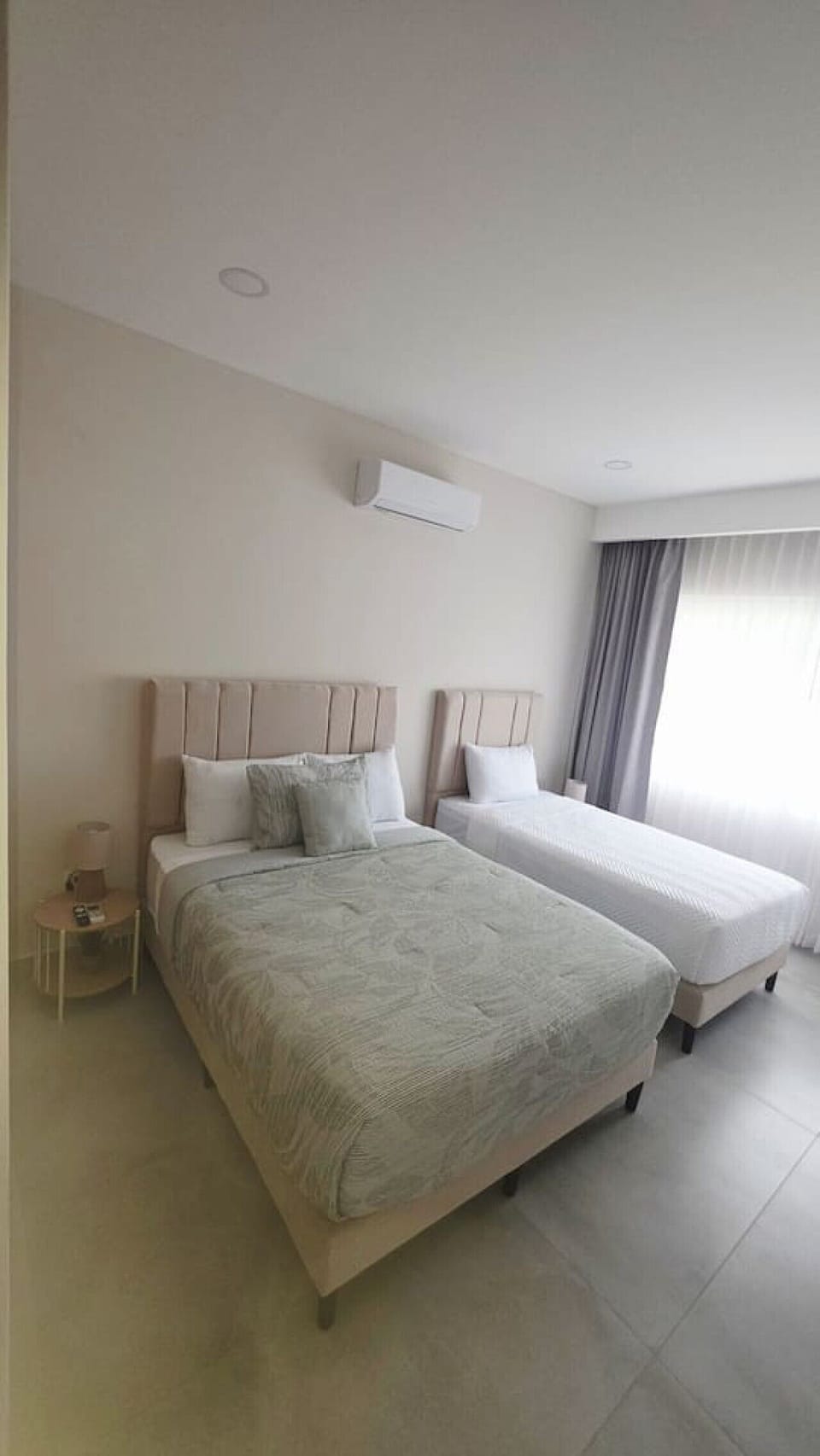 Perfecta para familias o grupos, esta habitación cuenta con una cama Queen y una cama individual, además de aire acondicionado, closet y cortinas.
