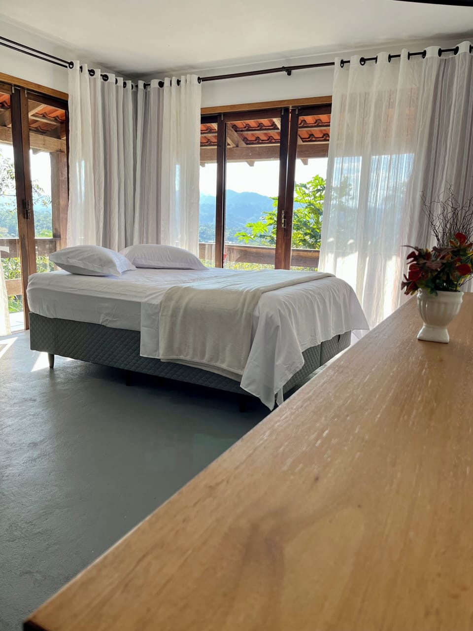 Comfort Suite, Lanai, Mountain View | Hypo-allergenic bedding available, WiFi (free)