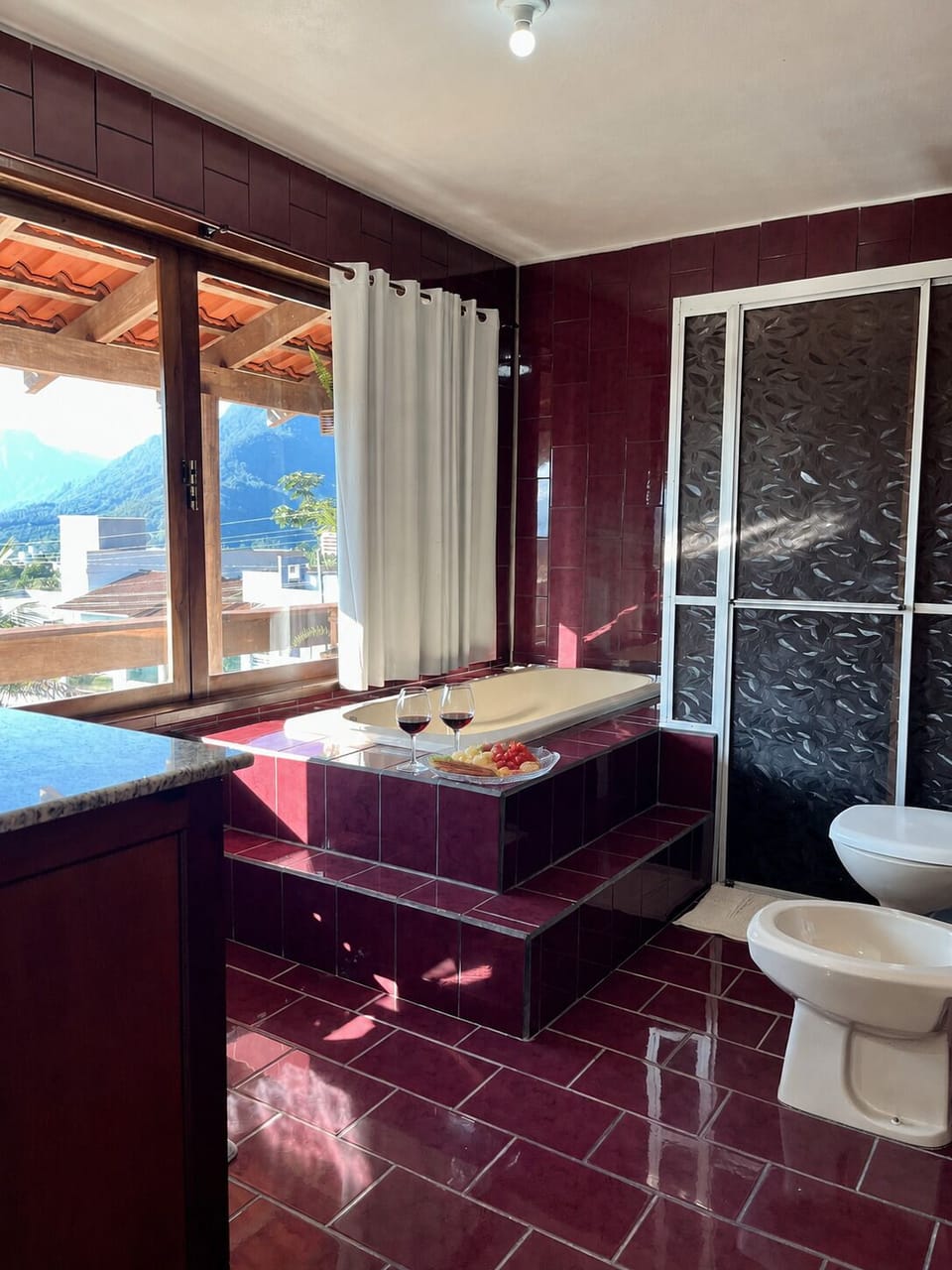 Comfort Suite, Lanai, Mountain View | Bathroom | Hair dryer, towels, toilet paper