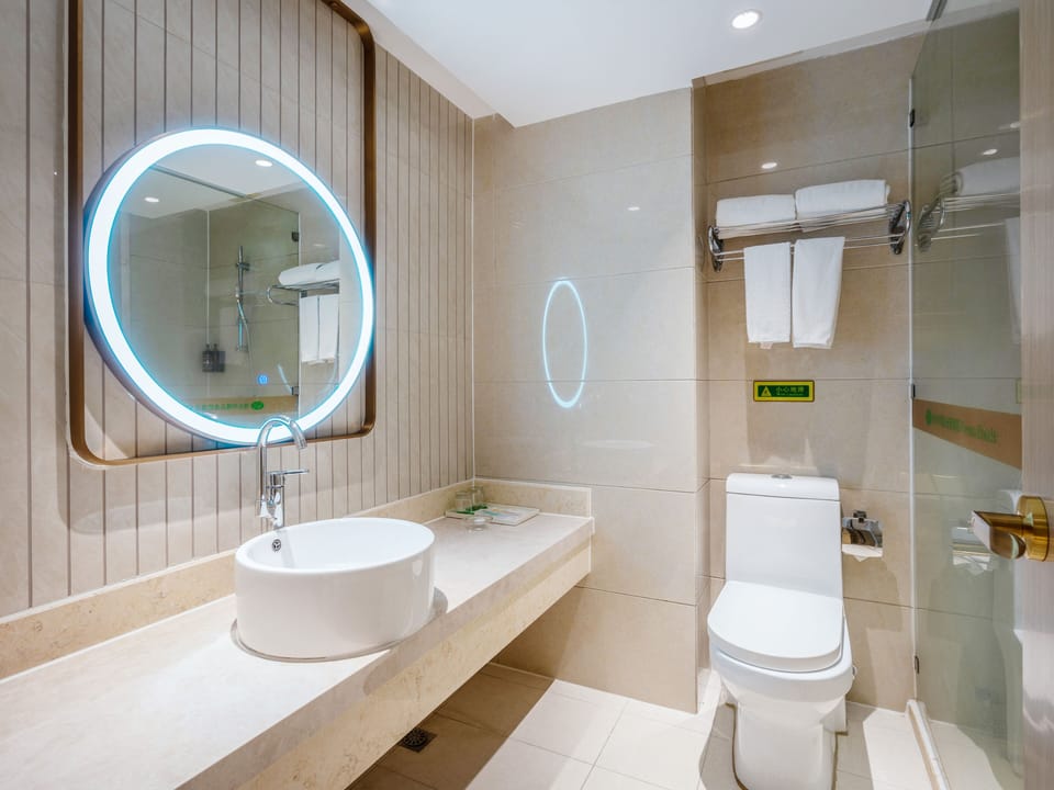 Luxury Twin Room, City View | Bathroom | Shower, rainfall showerhead, free toiletries, hair dryer