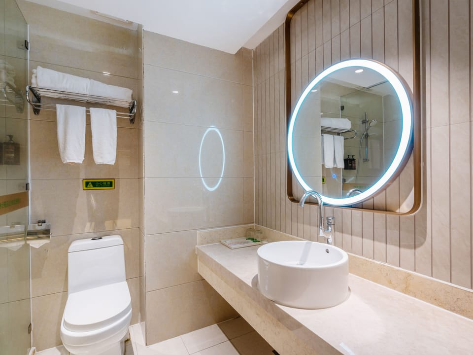 Luxury Double Room, City View | Bathroom | Shower, rainfall showerhead, free toiletries, hair dryer