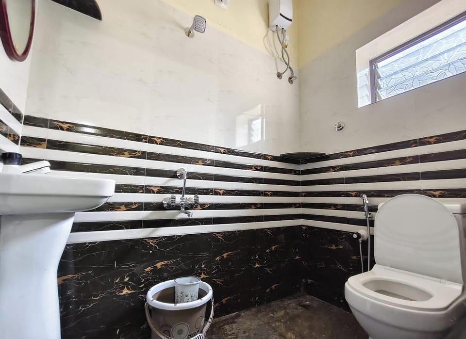 Family Room | Bathroom | Free toiletries, hair dryer, towels, soap