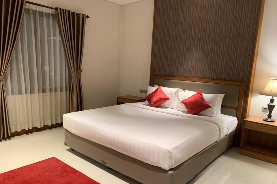 Desk, laptop workspace, free WiFi, bed sheets
