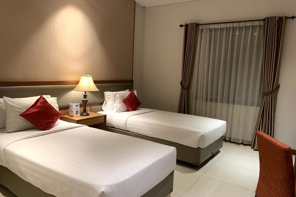 Desk, laptop workspace, WiFi (free), bed sheets