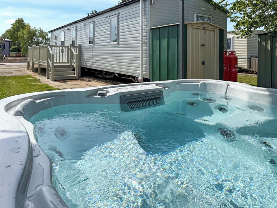 Hot tub | Horse Shoe Lakes 43 - The Grange Leisure Park, Mablethorpe
