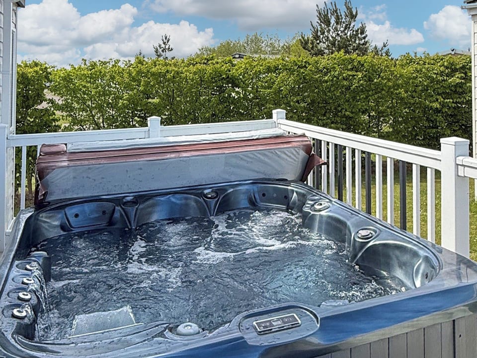 Hot tub | Golf Village 27 - The Grange Leisure Park, Mablethorpe