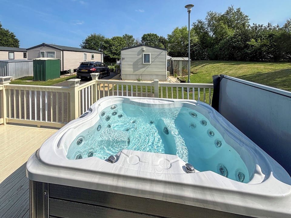 Hot tub | Oak Village 17 - The Grange Leisure Park, Mablethorpe