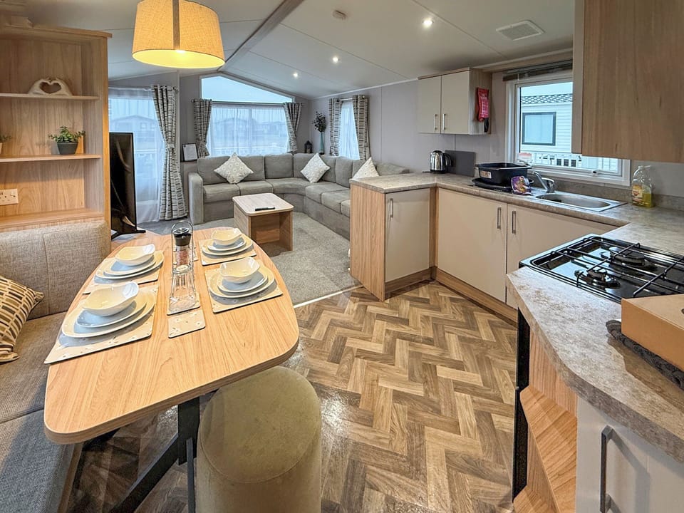 Kitchen/diner | Golf Village 107 - The Grange Leisure Park, Mablethorpe