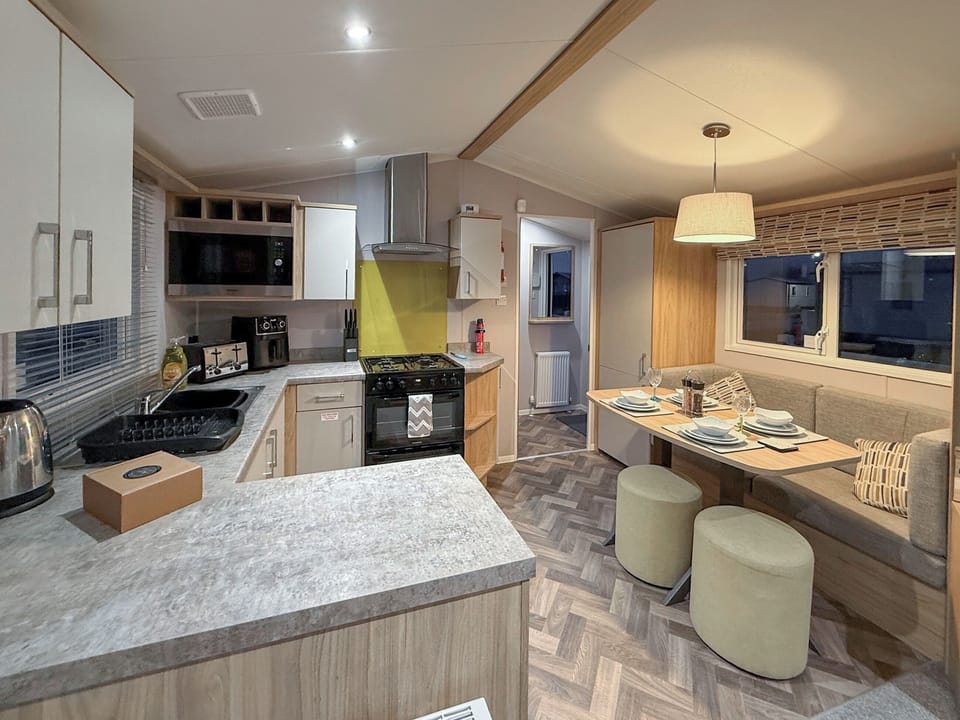 Kitchen/diner | Golf Village 107 - The Grange Leisure Park, Mablethorpe