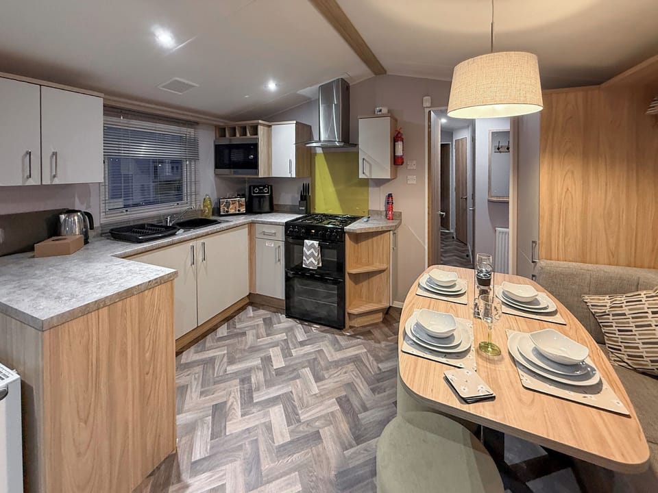 Kitchen/diner | Golf Village 107 - The Grange Leisure Park, Mablethorpe