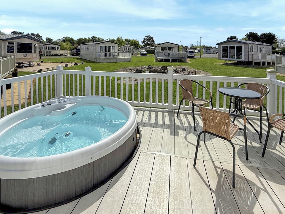 Hot tub | Oak Village 83 - The Grange Leisure Park, Mablethorpe