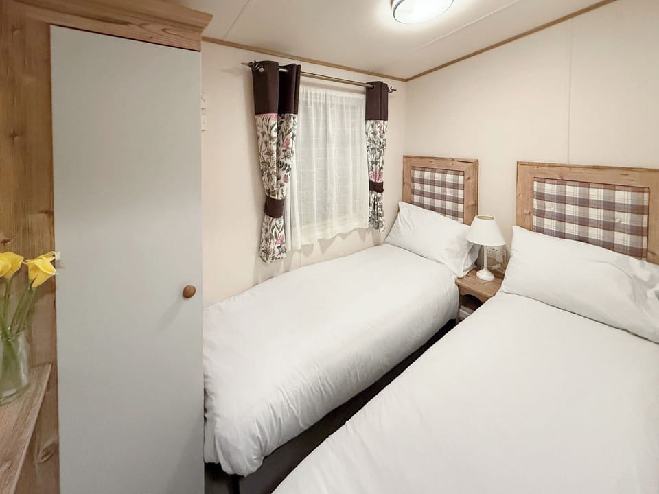 Twin bedroom | Oak Village 83 - The Grange Leisure Park, Mablethorpe