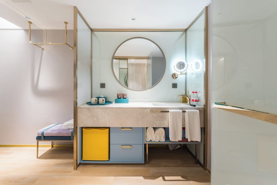 Superior Single Room | Bathroom | Shower, hair dryer, towels, shampoo