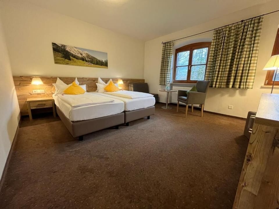 Superior Double Room | Hypo-allergenic bedding available, in-room safe, desk, WiFi (free)