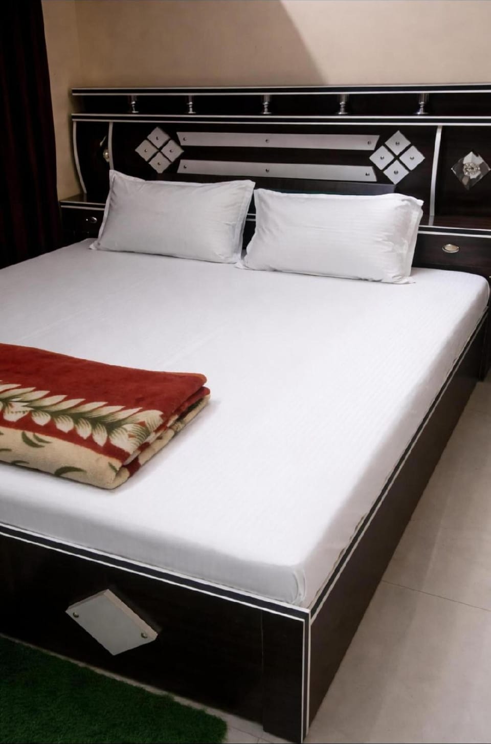Deluxe Room | Rollaway beds, bed sheets