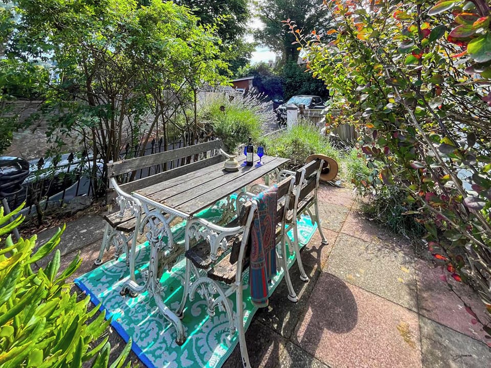 Sitting-out-area | Rowell House, Torquay