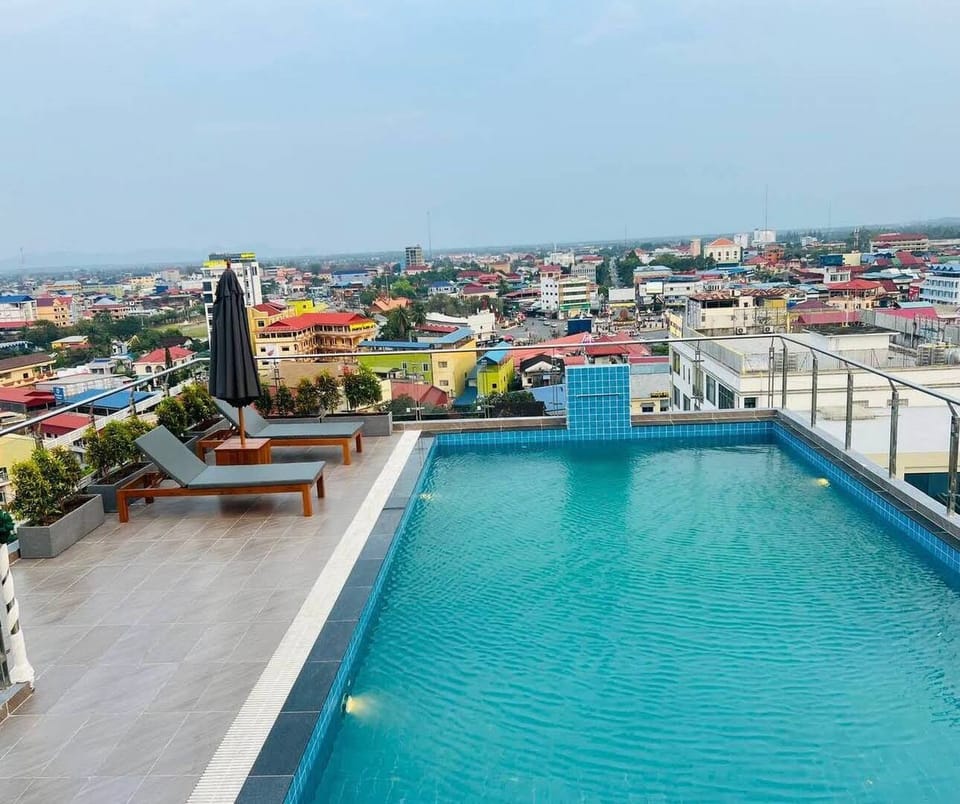 Swim-up bar