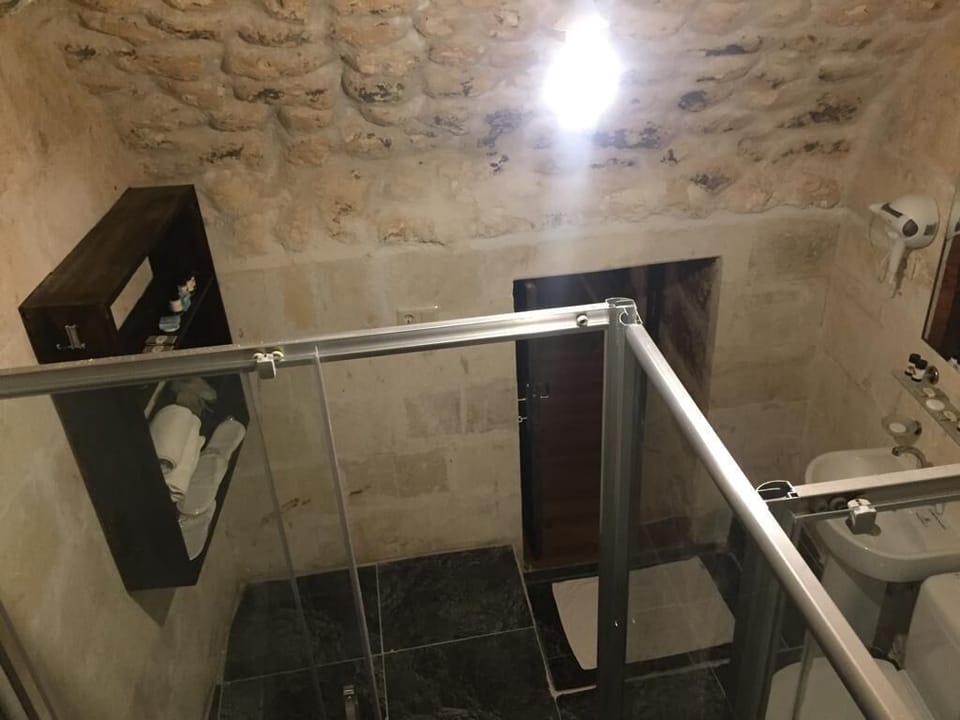 Exclusive Quadruple Room | Bathroom | Hair dryer, slippers, towels, soap