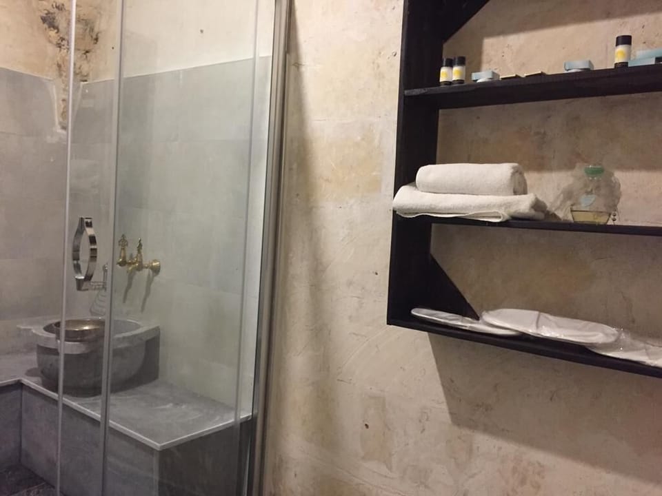 Exclusive Quadruple Room | Bathroom | Hair dryer, towels, soap, shampoo