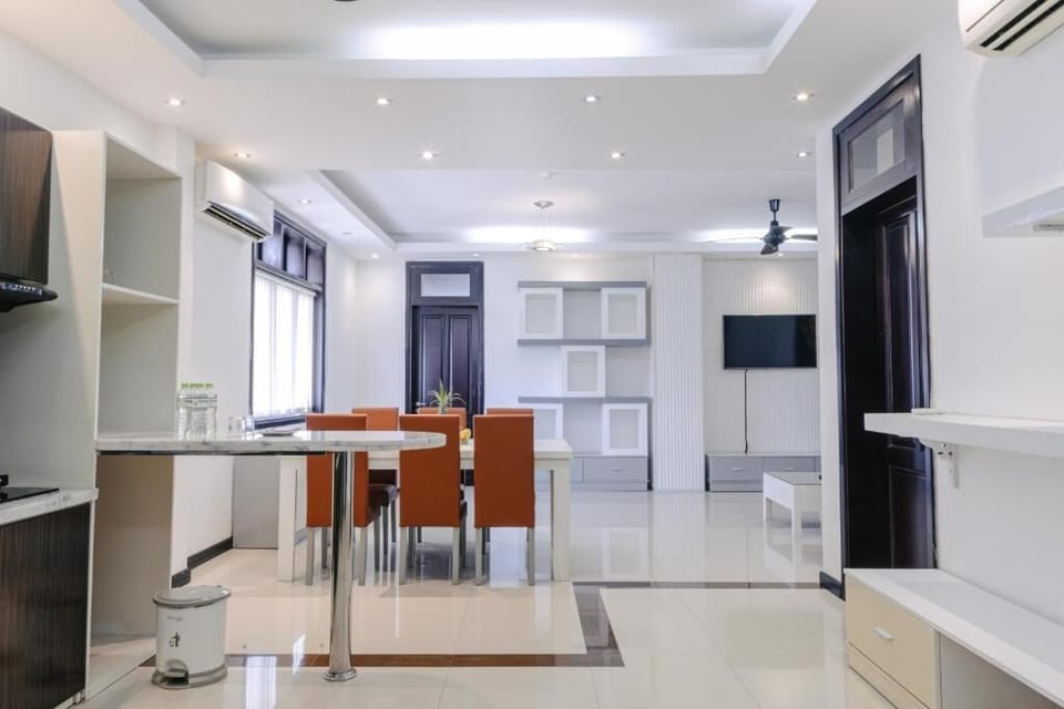 Apartment, 2 Bedrooms | Dining
