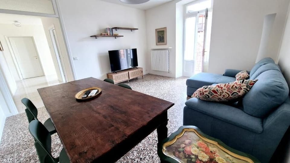 Comfort House, 2 Bedrooms, Balcony, City View | Living area