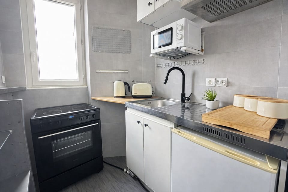 Apartment | Private kitchen | Fridge, microwave, oven, stovetop