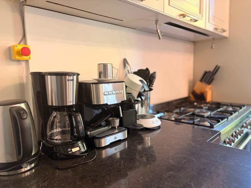 Tout l'équipement électro ménager nécessaire : 4 machines à café différentes : à filtre, espresso, Nespresso et Senseo pour les amateurs de bon café !