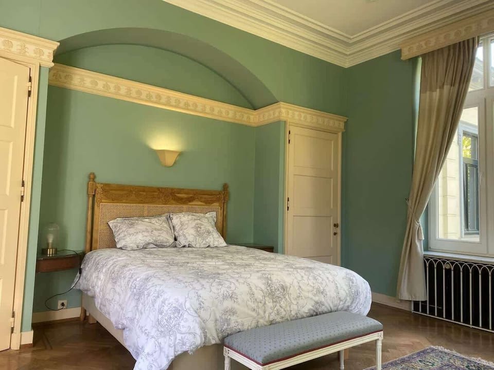Spacieuse suite parentale avec son confortable lit 2 personnes. Magnifique vue sur le parc. Très lumineuse et bien isolée, vous aurez toute l'intimité souhaitée avec sa salle-de-douche attenante et son dressing pouvant accueillir un lit pour bébé