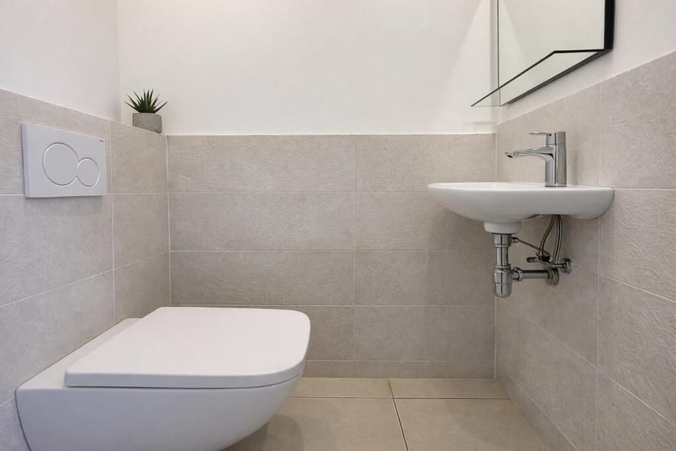 Apartment | Bathroom | Bathtub, free toiletries, hair dryer, towels