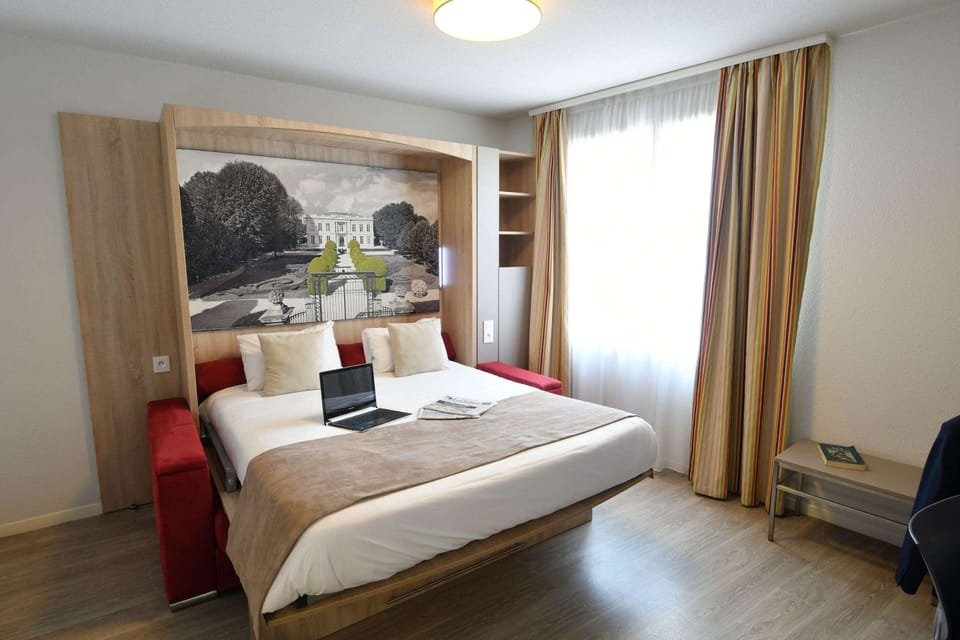 Studio | Premium bedding, blackout drapes, soundproofing, iron/ironing board