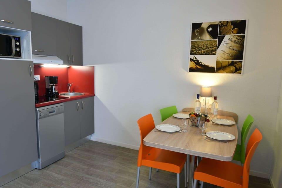 Family Quadruple Room | Private kitchen | Fridge, microwave, stovetop, dishwasher