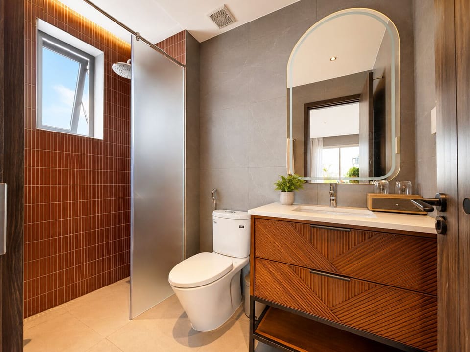 Executive Suite | Bathroom | Hair dryer, towels, soap, shampoo