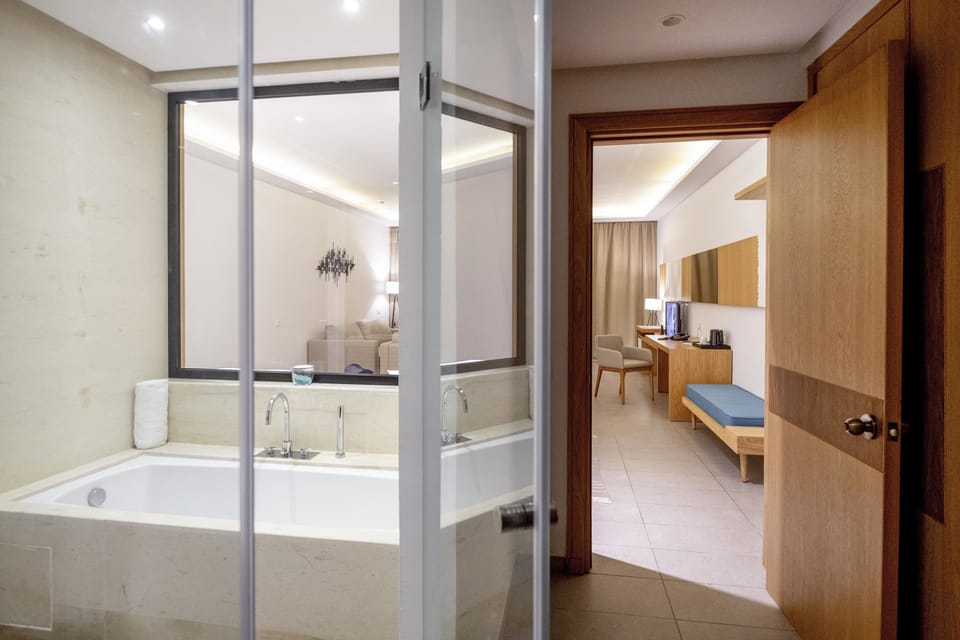 Suite, Non Smoking | Bathroom | Combined shower/tub, free toiletries, hair dryer, bathrobes