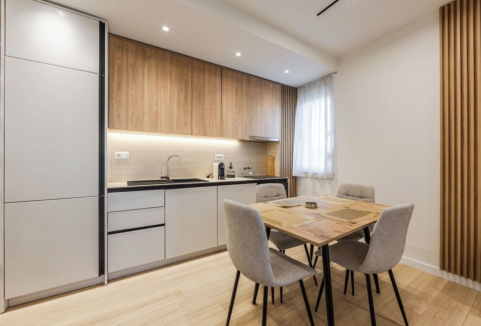 Fully-equipped kitchen and dining area