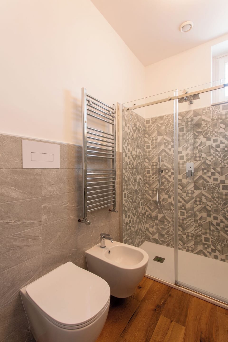 Camera con letto matrimoniale, vista vigneti (Grave Mora) | Bathroom | Shower, hair dryer, towels, soap