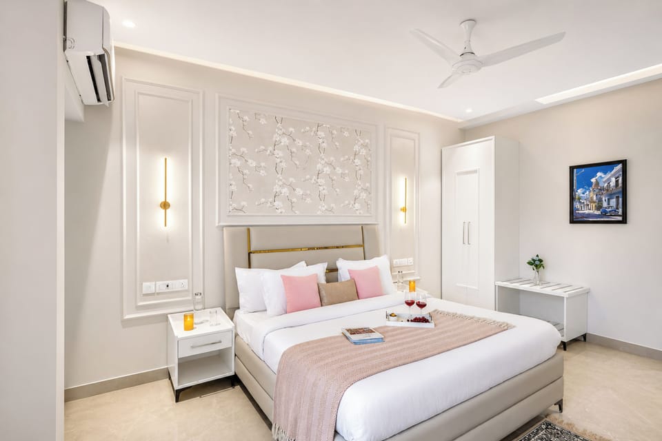 Luxury Room | Iron/ironing board, WiFi (free)