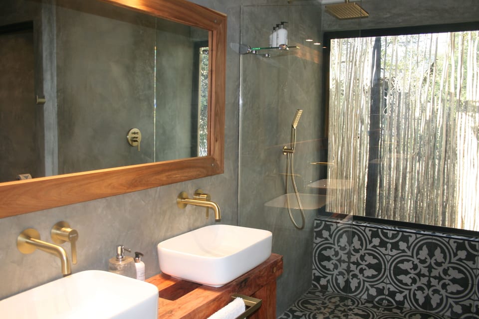 Deluxe Double or Twin Room, Patio, River View | Bathroom | Shower, free toiletries, hair dryer (on request), towels