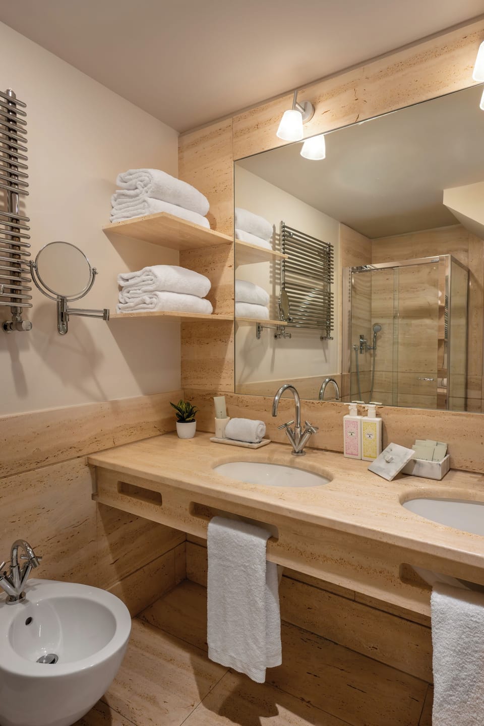 Junior Suite | Bathroom | Free toiletries, hair dryer, slippers, towels
