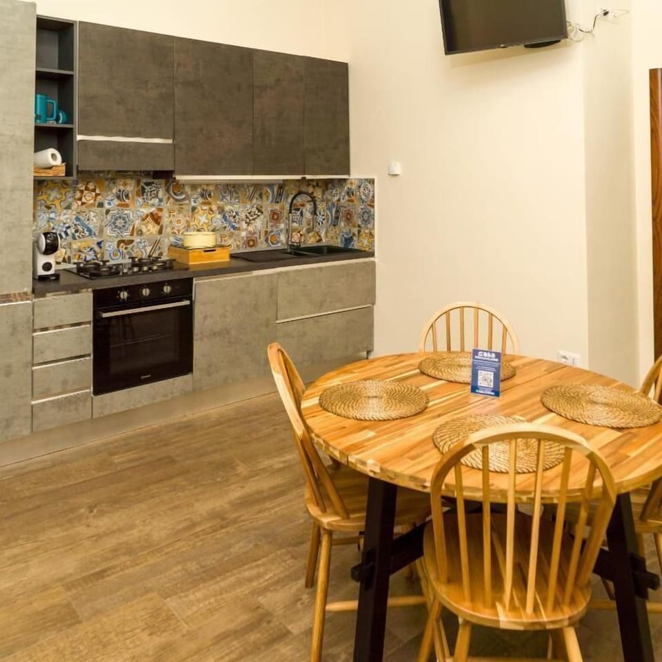 Premium | Private kitchen | Fridge, espresso maker, coffee/tea maker, electric kettle