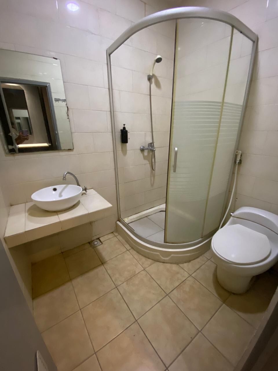 Shower, free toiletries, towels