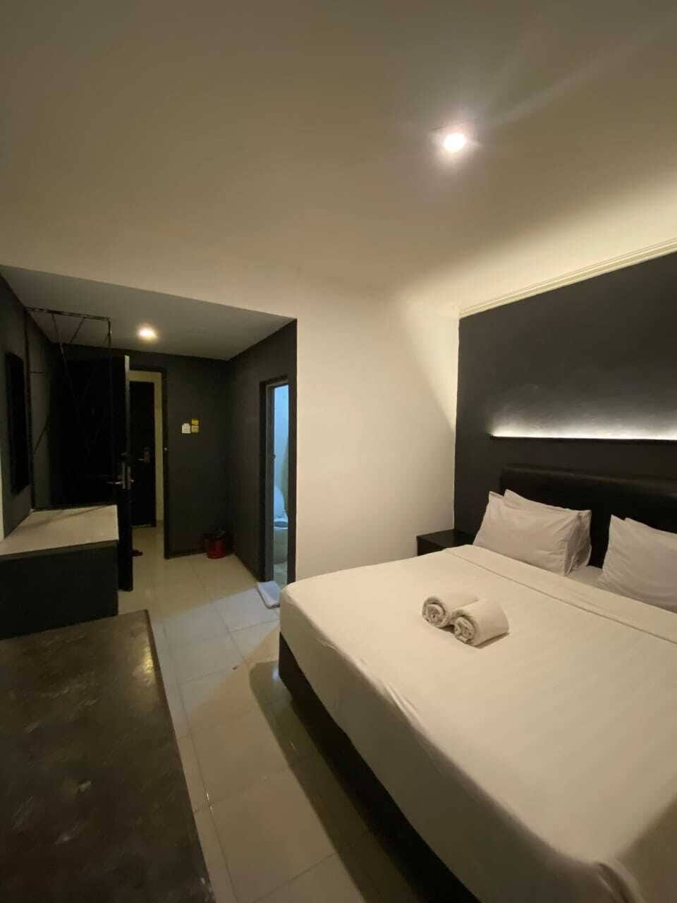In-room safe, desk, WiFi (free), bed sheets