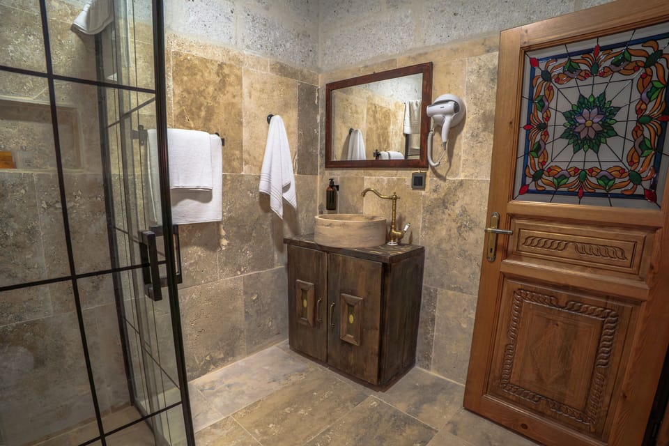 Deluxe Room, Garden View | Bathroom | Shower, hair dryer, towels, soap
