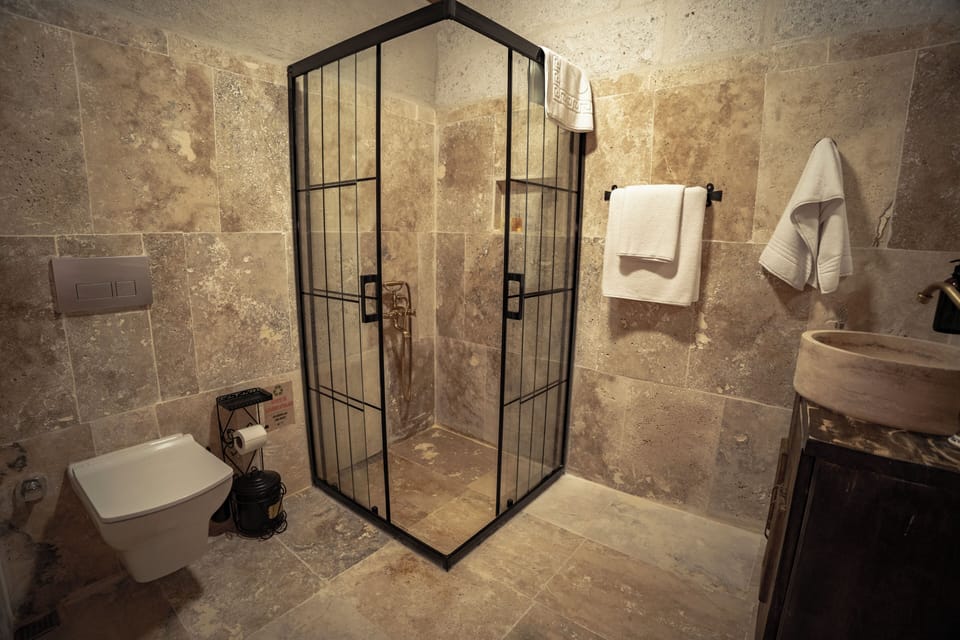 Deluxe Room, Garden View | Bathroom | Shower, hair dryer, towels, soap
