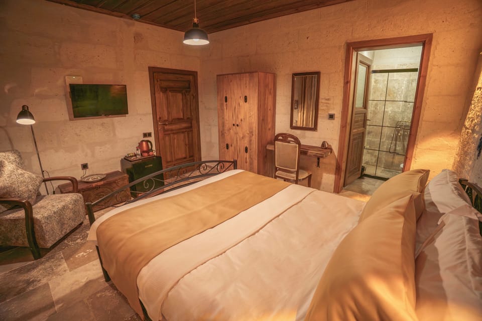 Standard Room, Garden View | Minibar, laptop workspace, WiFi (free), bed sheets