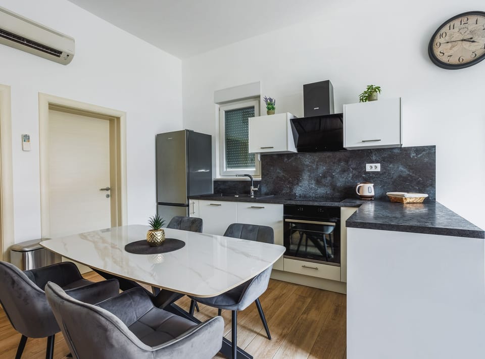 Apartment (Modern Apartment Near The Sea) | Dining room