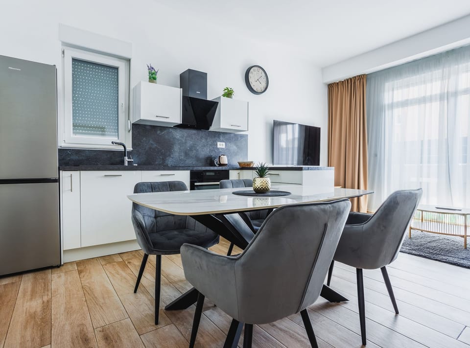 Apartment (Modern Apartment Near The Sea) | Dining room