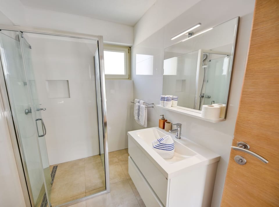 House (Guest house Gabriel with pool) | Bathroom | Shower, towels