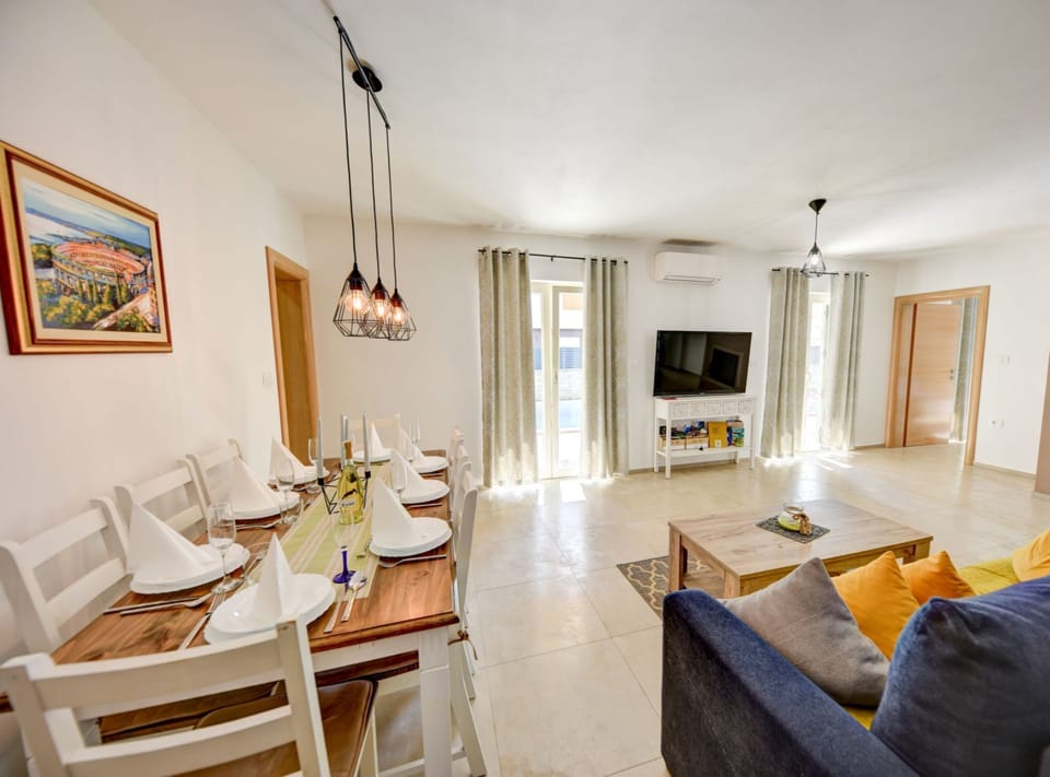 House (Guest house Gabriel with pool) | Dining room