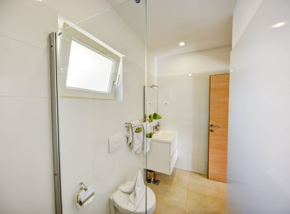 House (Guest house Gabriel with pool) | Bathroom | Shower, towels