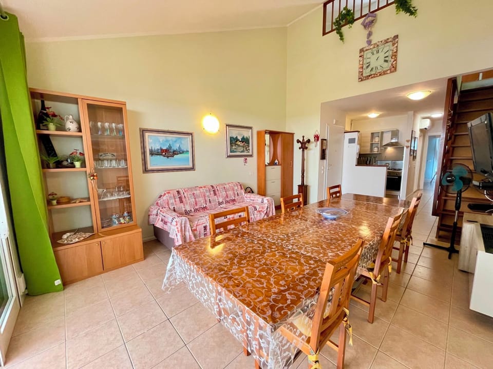 Apartment, 2 Bedrooms, Balcony, City View | Dining room